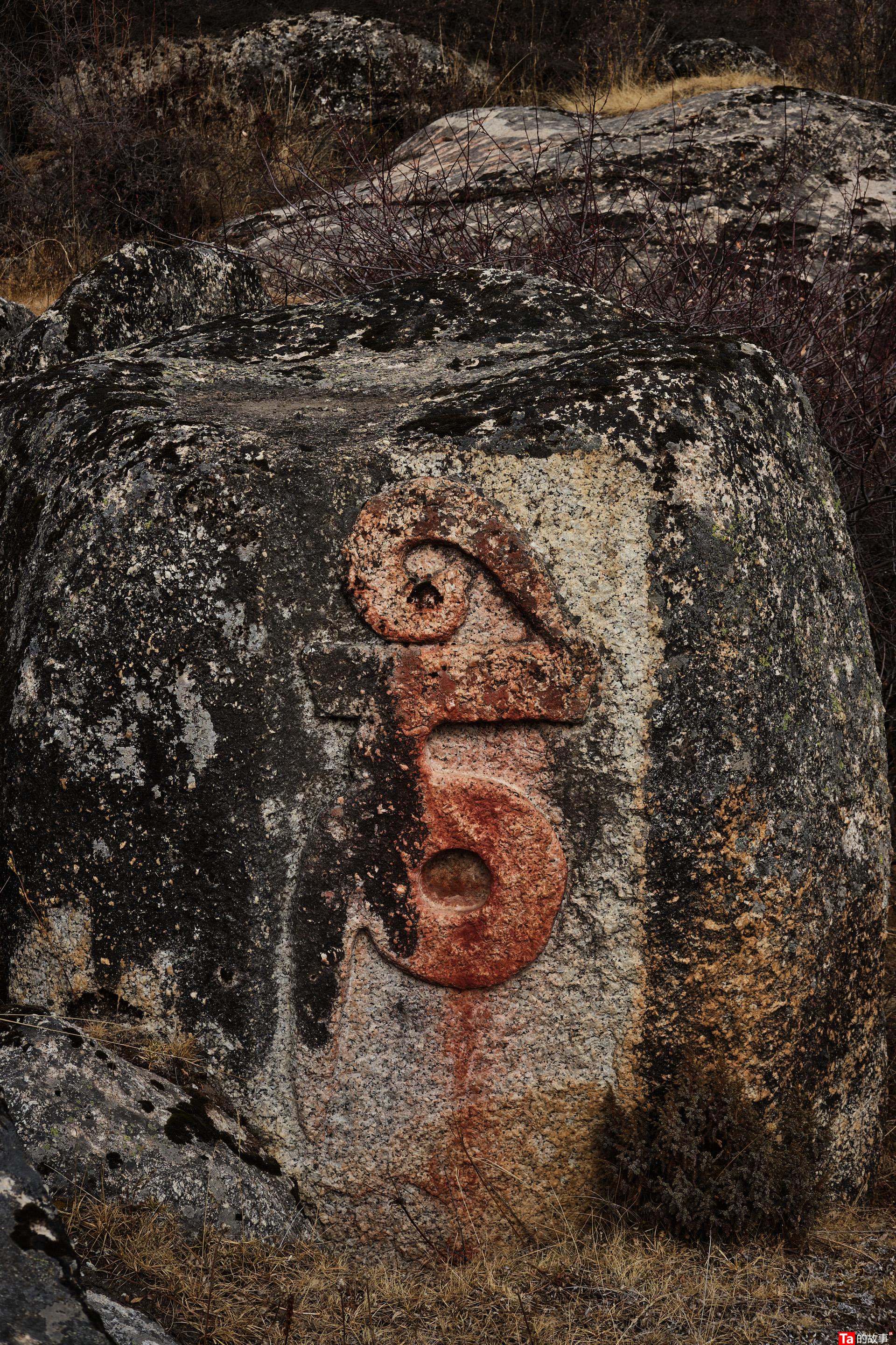 康巴石刻艺术长廊——散落在玉隆拉措河谷里的玛尼石