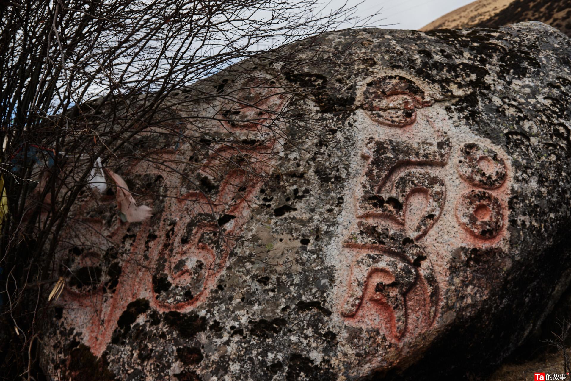 康巴石刻艺术长廊——散落在玉隆拉措河谷里的玛尼石